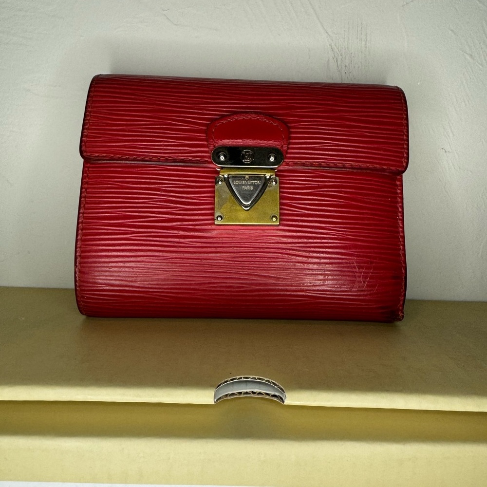LOUIS VUITTON
Epi Koala Wallet Rouge